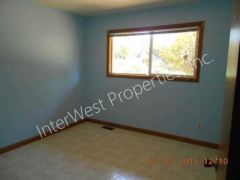 8438 SE Market St — Photo 10