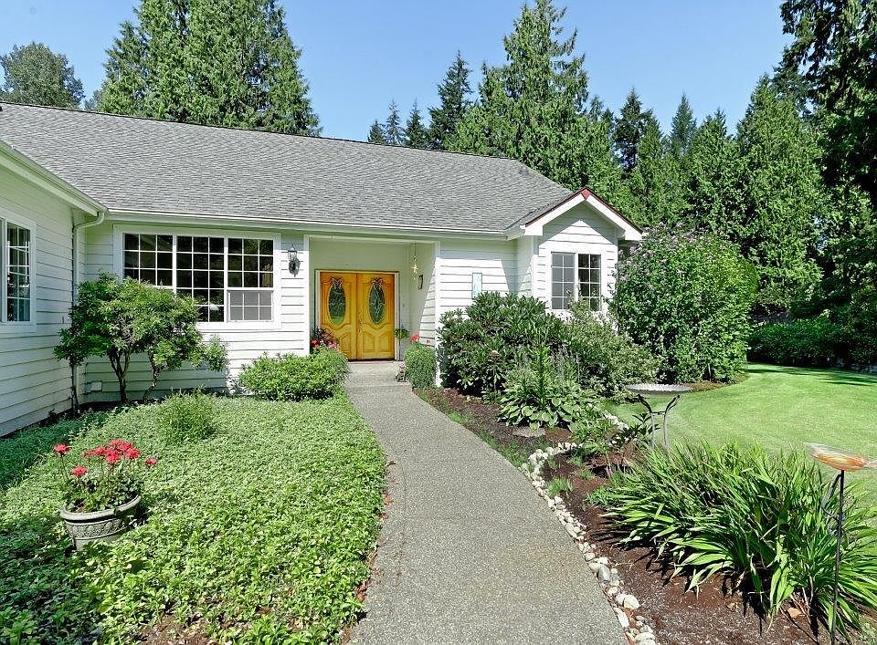 Who says you can't have it all? This beautiful home offers plenty of room, comfort, craftsmanship, fabulous maintenance....all in a beautiful setting just minutes from downtown Gig Harbor. 