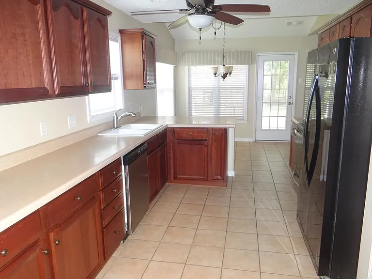 2528 Oriole Dr — Photo 2