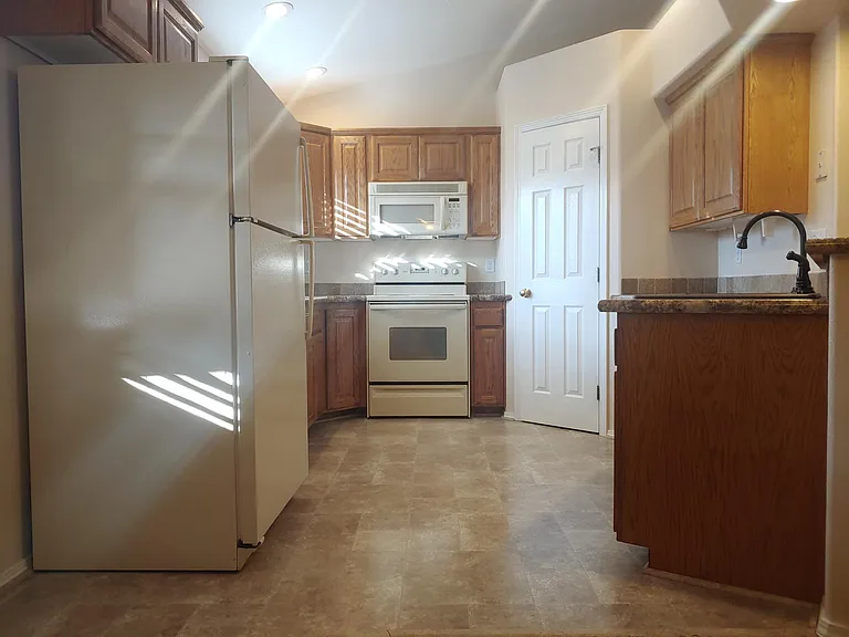 2013 W Eaglecrest Dr — Photo 8