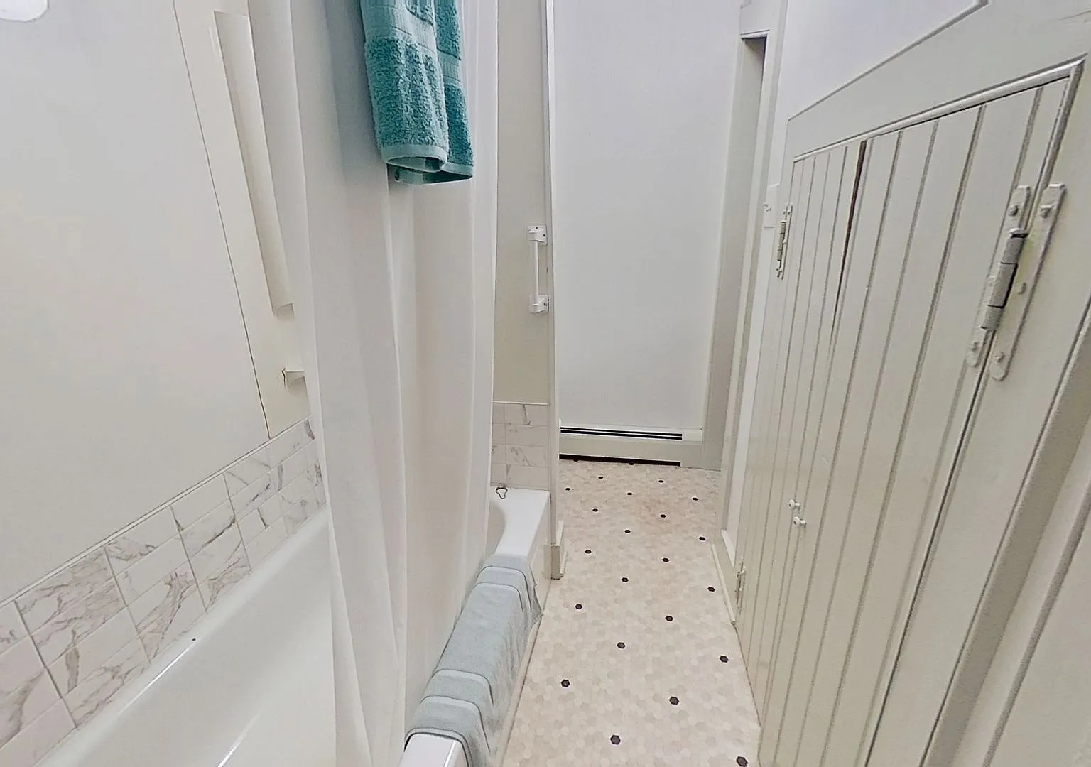 Room in Boarding House - Fully Furnished - All Utilities Included — Photo 3