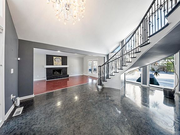 5th image of 1030 Bishop Rd