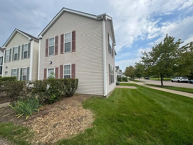 3 bed, 1.5 bath, 1287 sqft, $3,200 — Photo 2