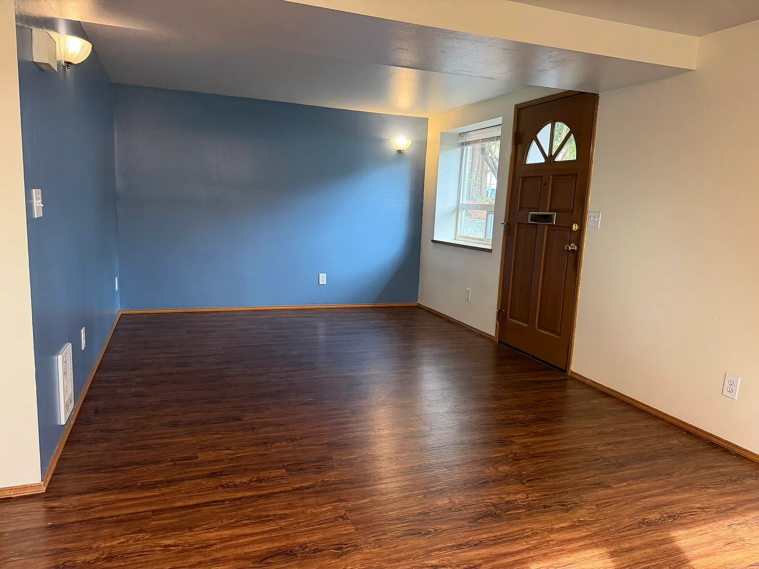 3 bed, 1100 sqft, $2,790 — Photo 2