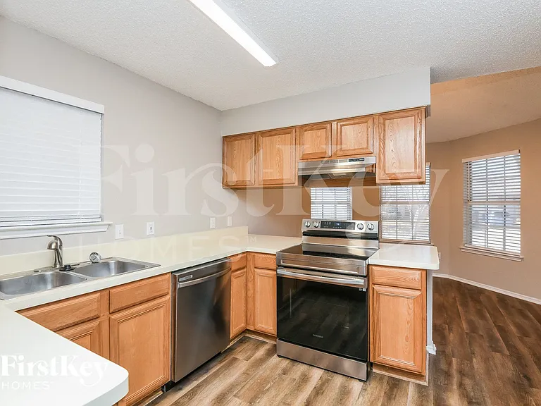 609 Hollyberry Dr — Photo 7