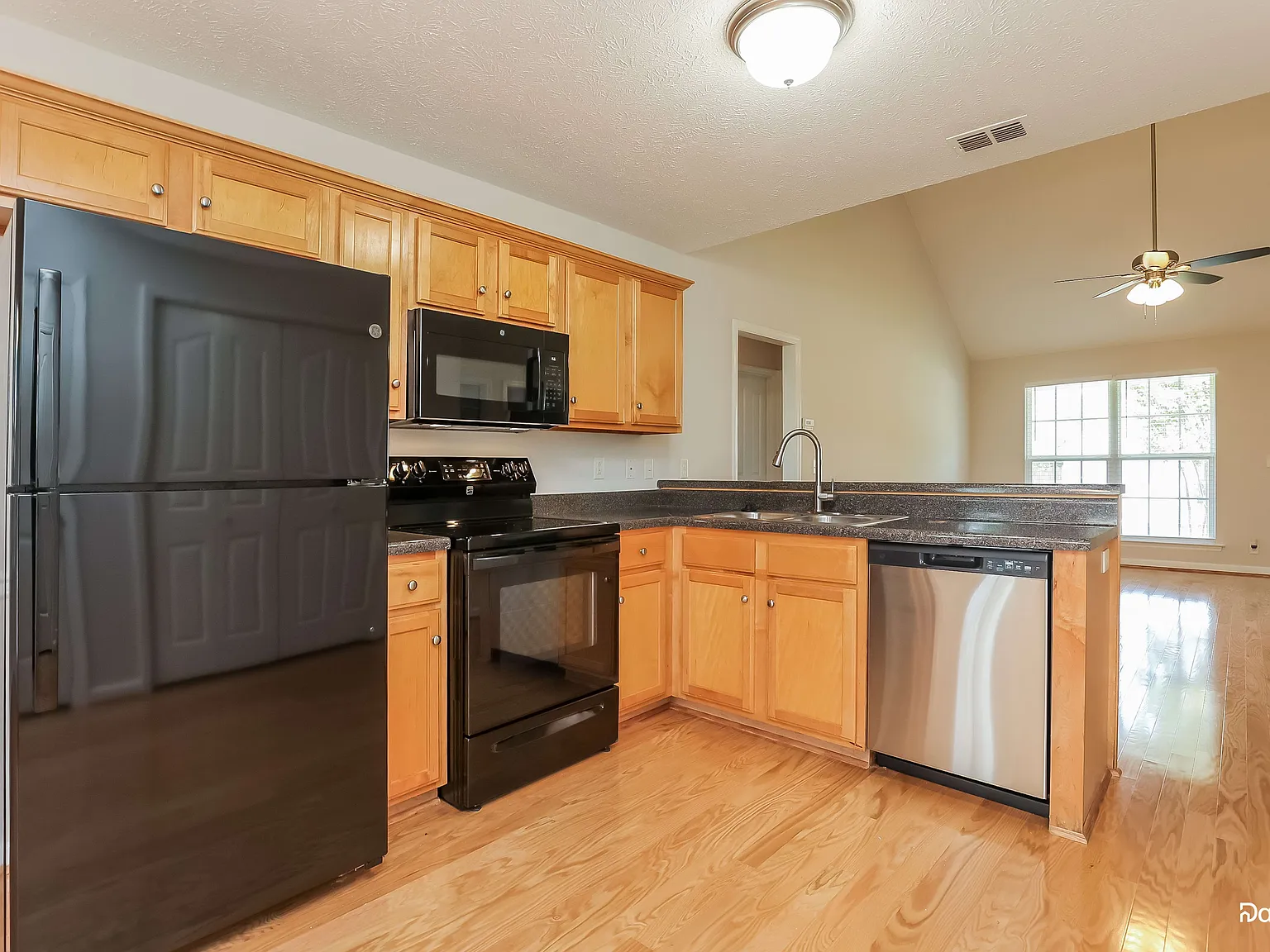 3 bed, 2.0 bath, 1541 sqft, $2,165 — Photo 4
