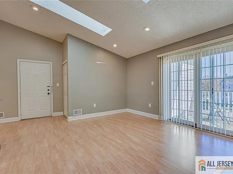 268 Kempsey Dr — Photo 6