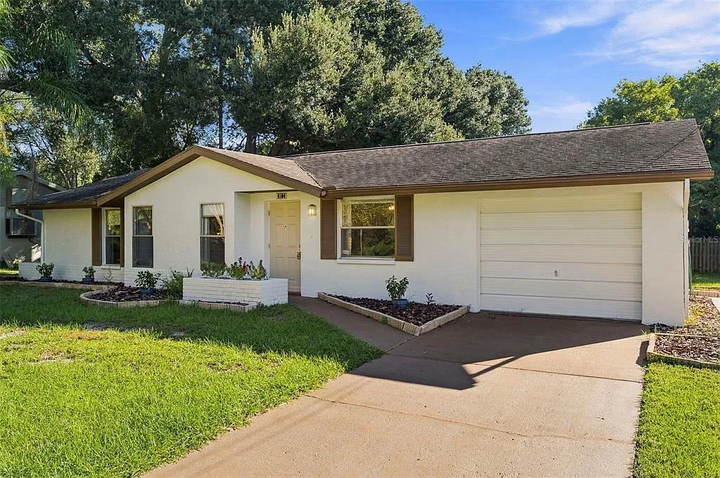 3 bed, 2.0 bath, 1212 sqft, $2,400 — Photo 1