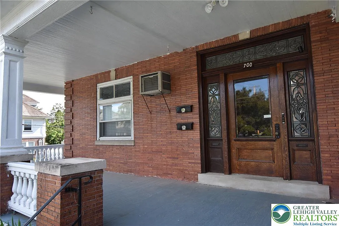 4 bed, 2.0 bath, 1050 sqft, $2,000 — Photo 3