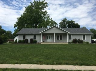 815 S 6th St, Carrollton, IL 62016