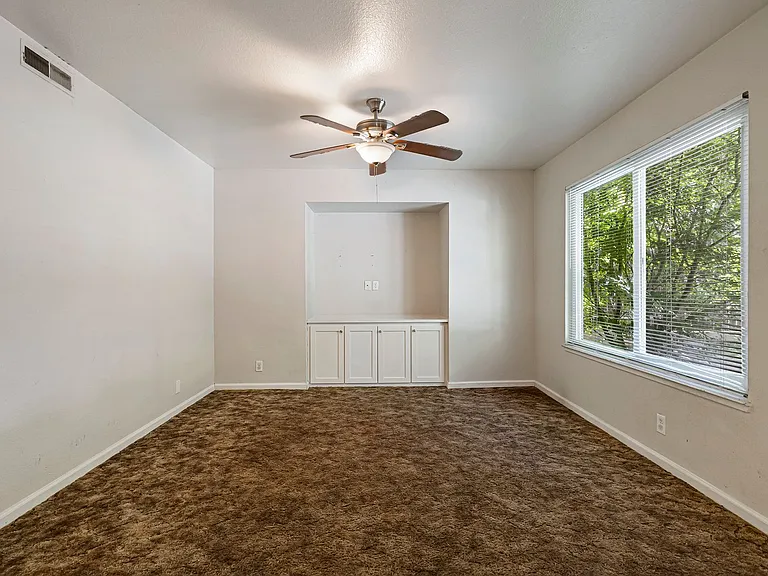 435 Maple St — Photo 8