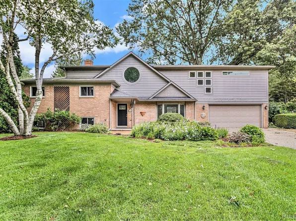 2388 Renfrew St, Keego Harbor, MI 48320