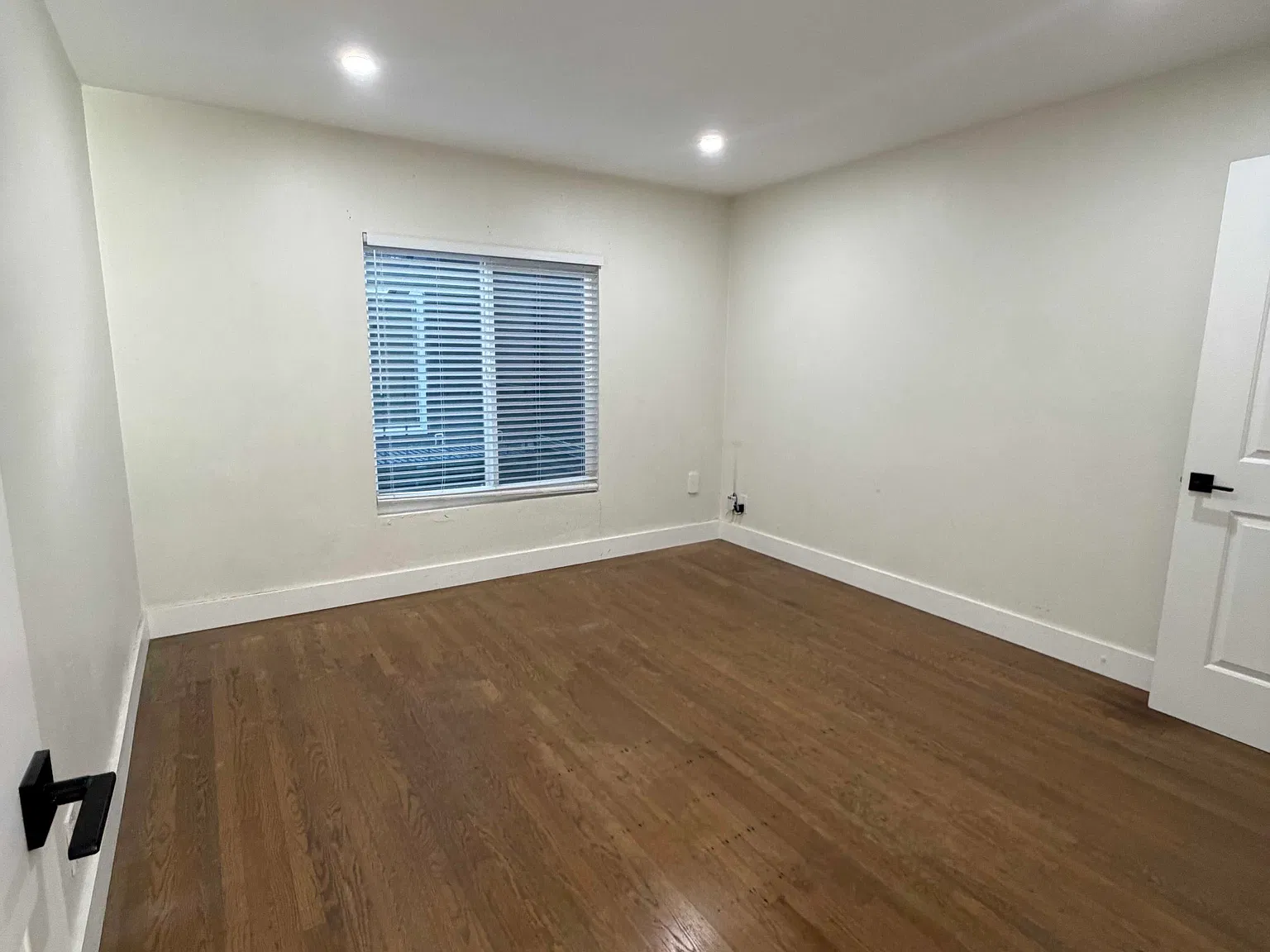 2 bed, 1.0 bath, 900 sqft, $5,500 — Photo 4