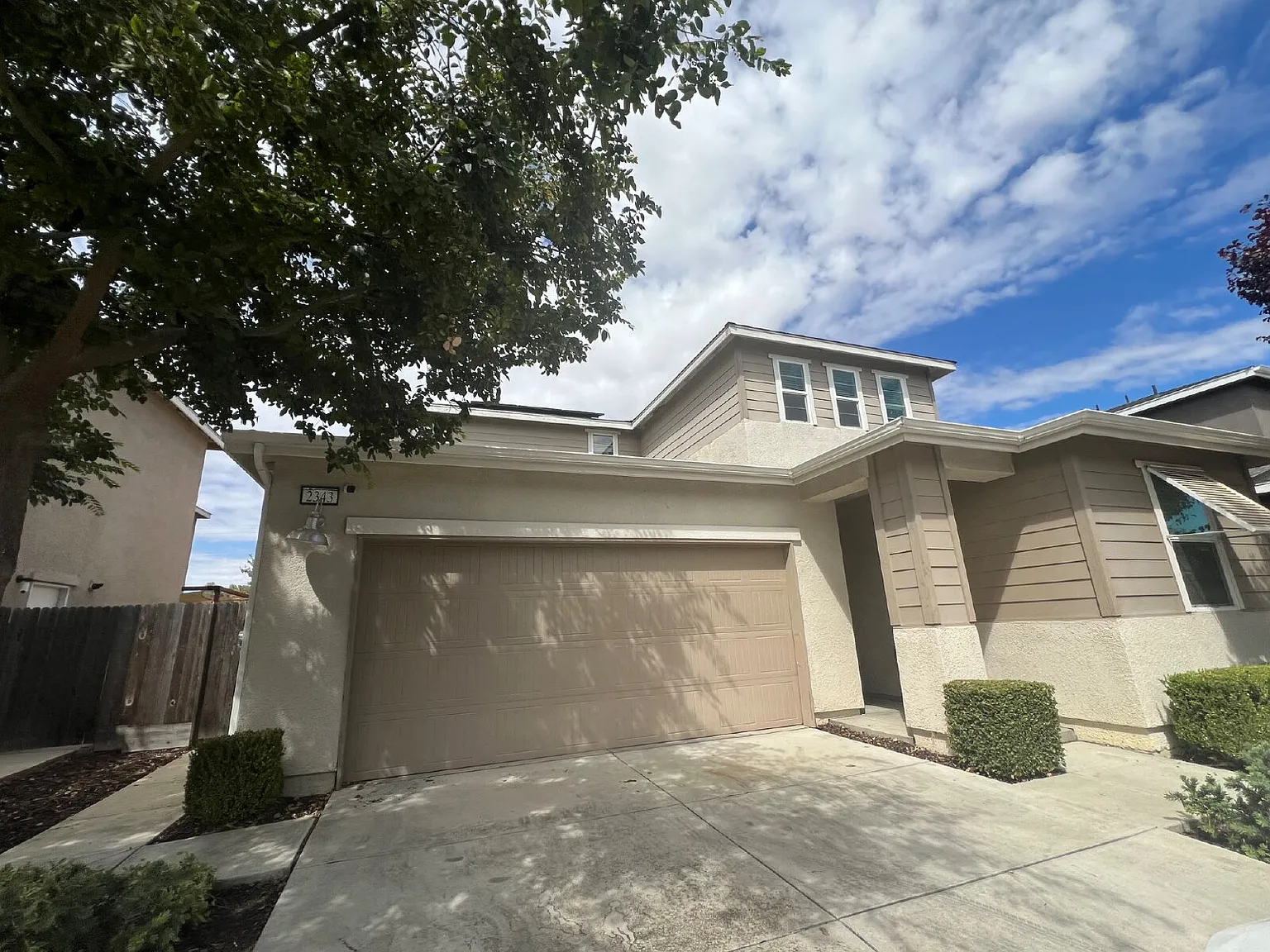 4 bed, 3.0 bath, 2102 sqft, $2,200 — Photo 2