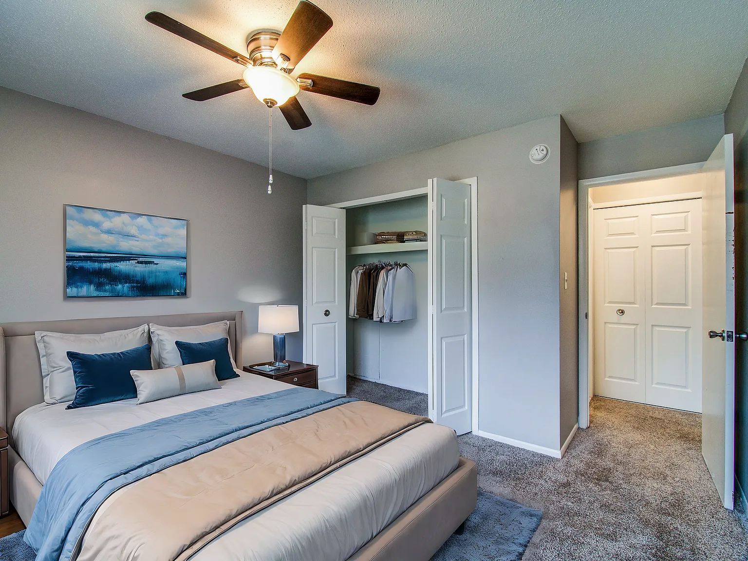 Hillcrest Club Apartments — Photo 4