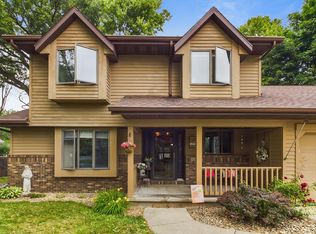 1720 Oakridge Ct, Menasha, WI 54952