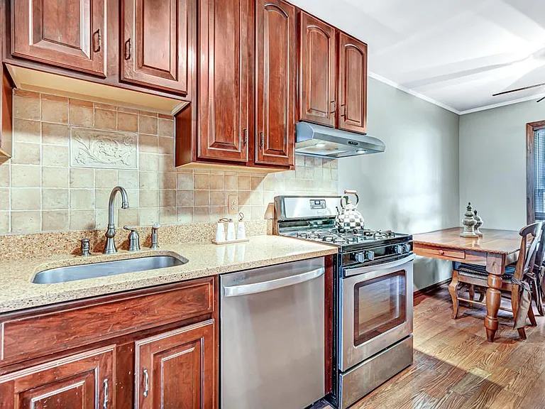 2 Colonial Ct — Photo 3