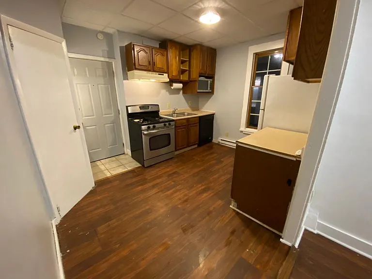 130 W Elm St #B — Photo 6