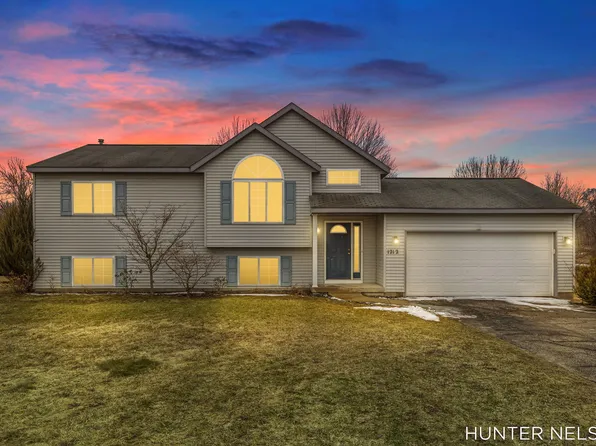 1212 S Hill Dr NW, Sparta, MI 49345