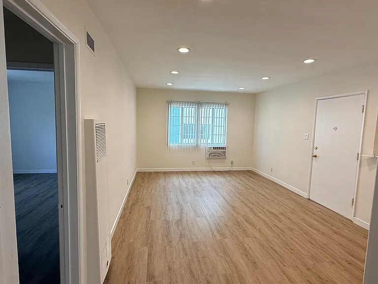 4433 Hazeltine Avenue — Photo 2