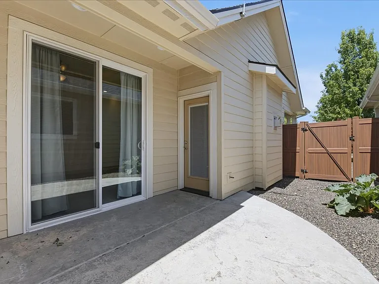 1415 E Summerheights Dr — Photo 33