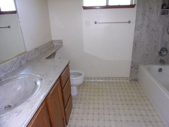 3rd image of 272 W Redwood St