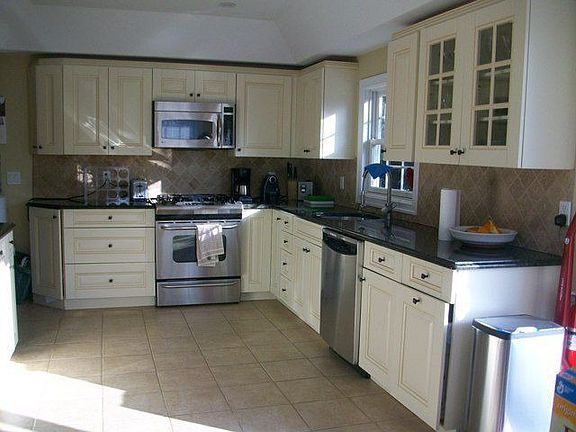 Modern Kitchen/granite counters