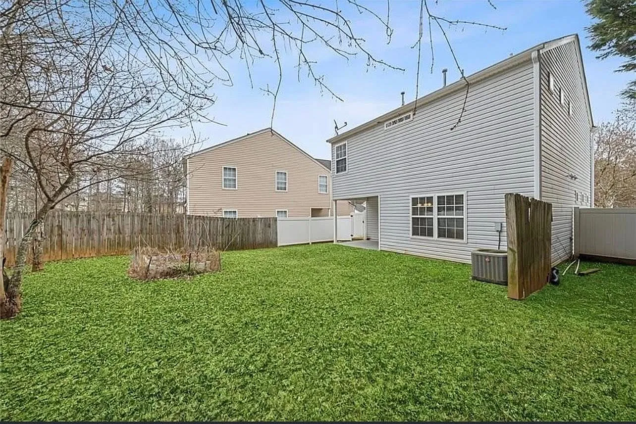 3 bed, 1260 sqft, $2,400 — Photo 2
