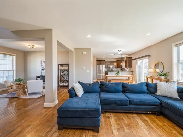 7703 Sandhurst Dr NW, Cedar Rapids, IA 52405