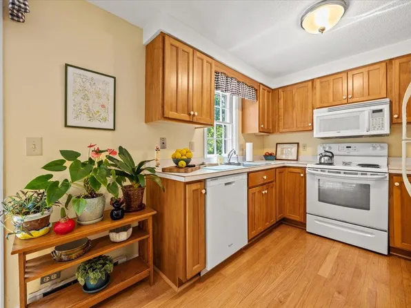 69 Colonial Village #69, Falmouth, ME 04105