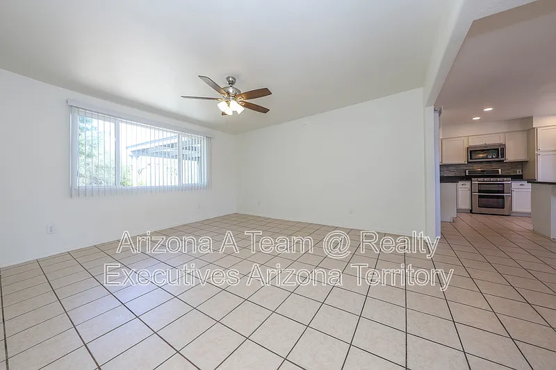 3 bed, 2.0 bath, 1284 sqft, $1,895 — Photo 3
