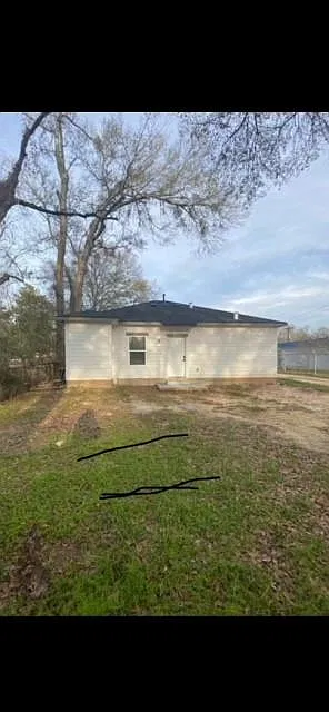 2 bed, 1.0 bath, 1200 sqft, $1,350 — Photo 2