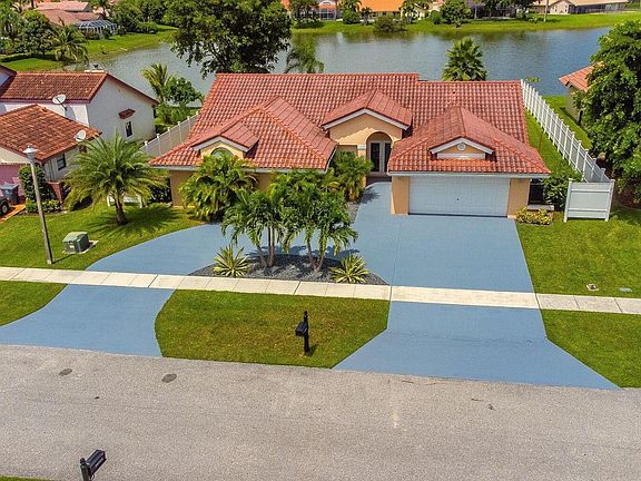 3rd image of 20725 Waters Edge Ct