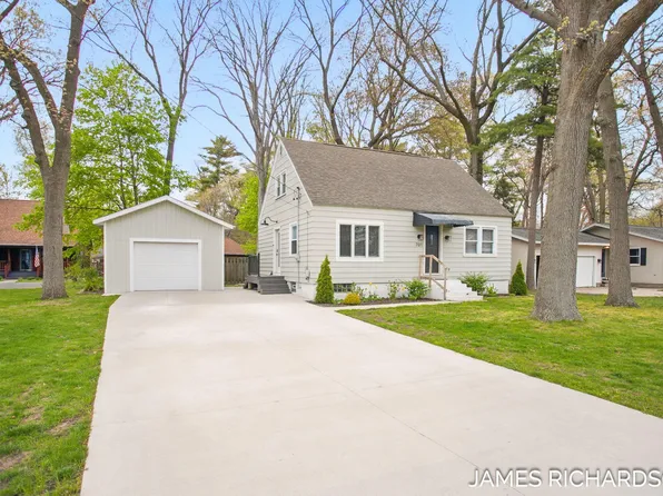701 River St, Spring Lake, MI 49456