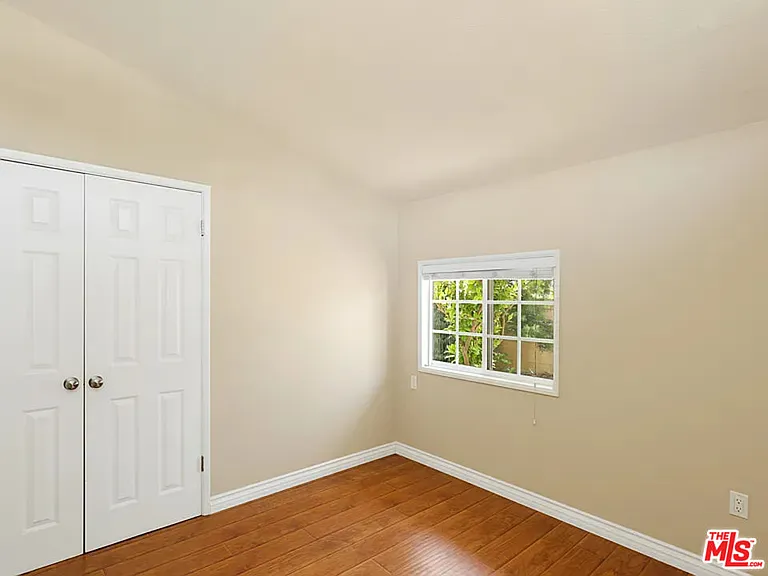 526 N Emerald Dr — Photo 9