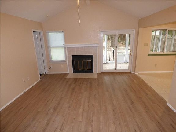 4th image of 1010 Bodgers Dr
