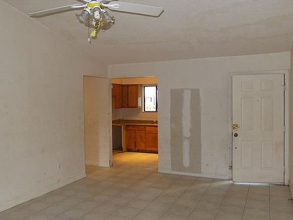 3rd image of 1725 Foxhall Cir #303