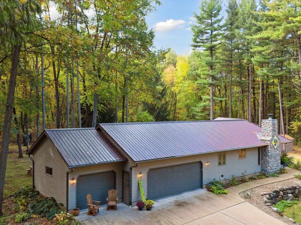 N4020 Golf Ln, Brodhead, WI 53520