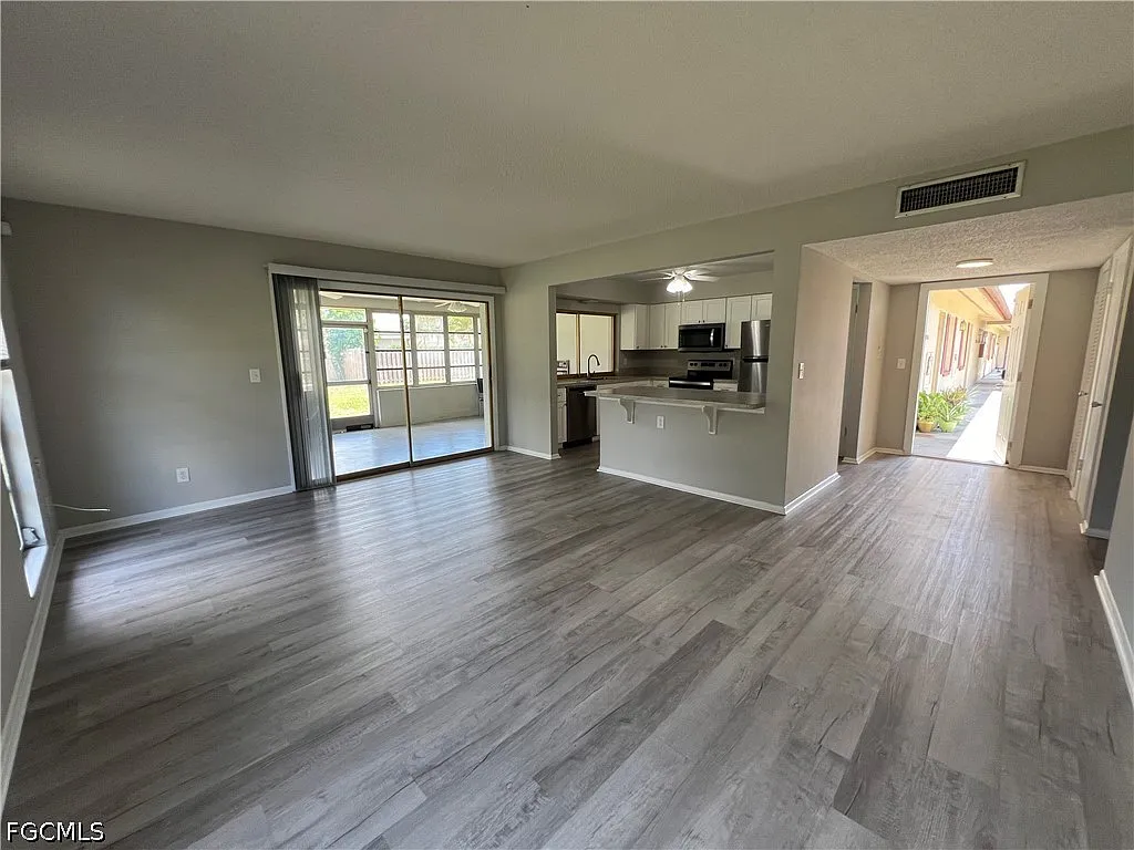 2 bed, 2.0 bath, 961 sqft, $1,350 — Photo 2