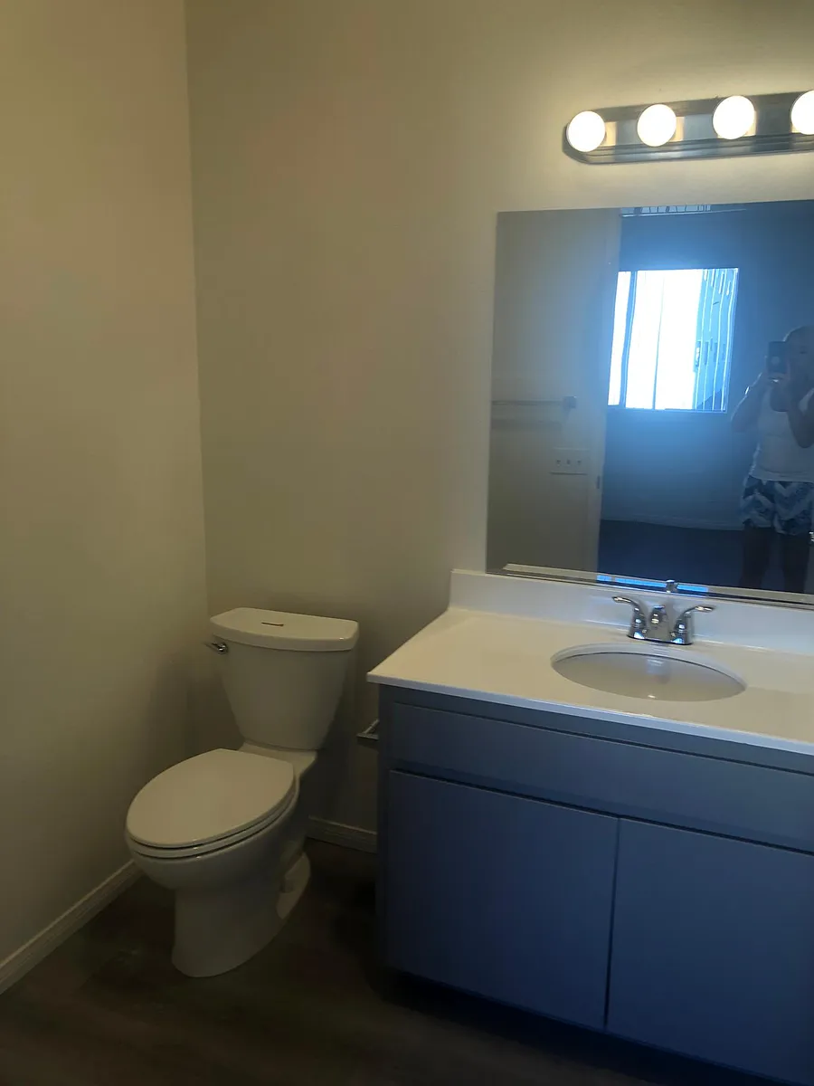 Building Photo - 1026 E Washington Ave #19