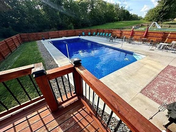 3rd image of 4007 Bennington Dr