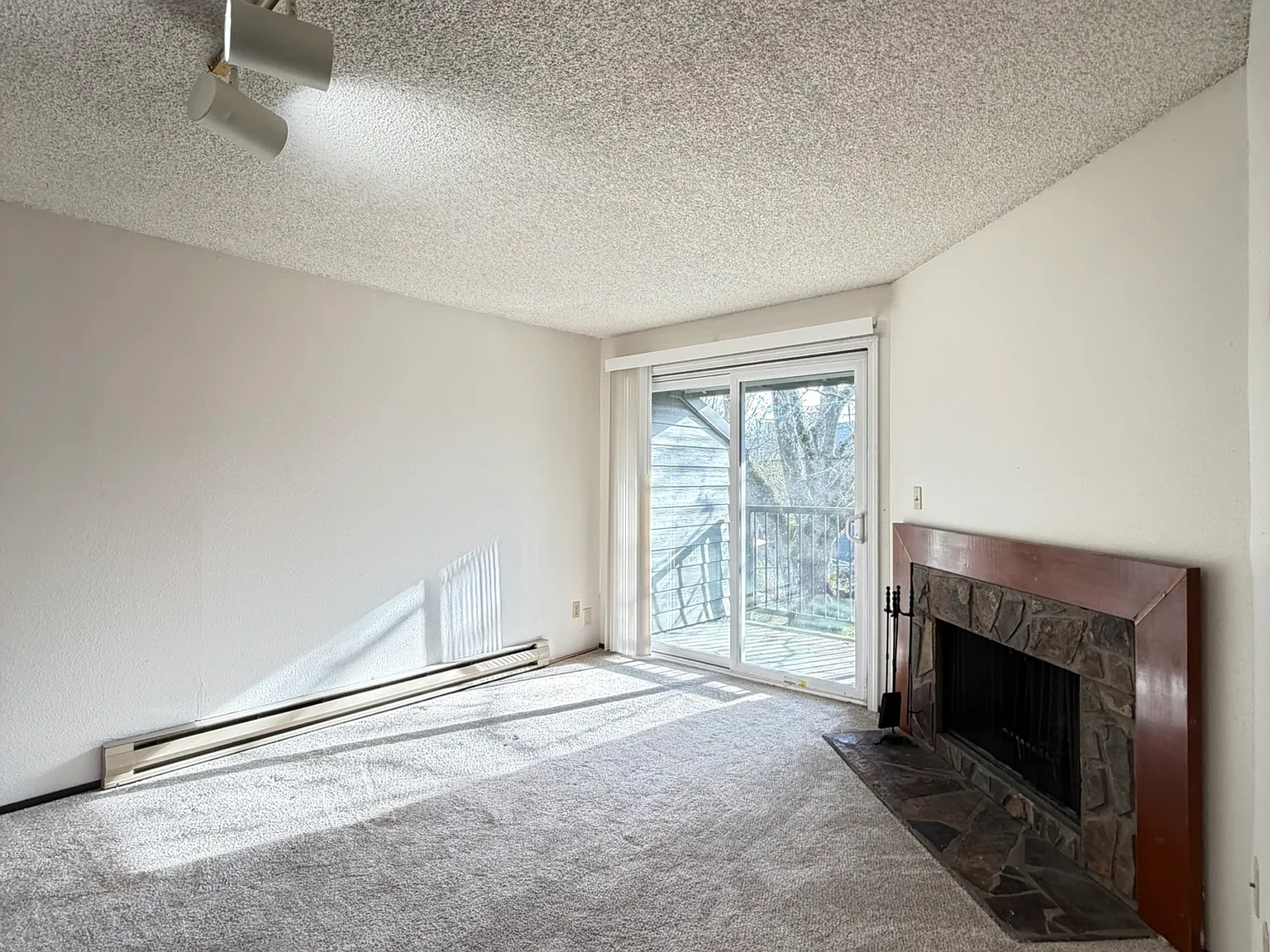 1 bed, 596 sqft, $1,195 — Photo 3