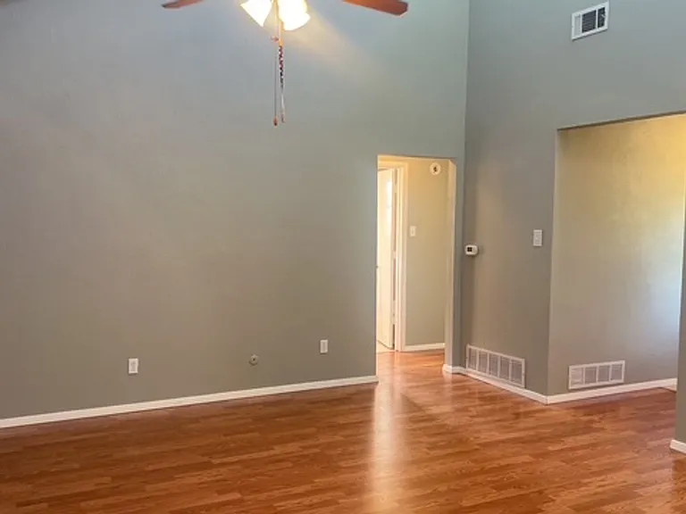 3700 Dauphine Ct — Photo 5