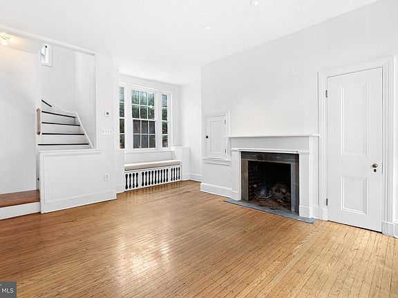 4th image of 1923 Waverly St