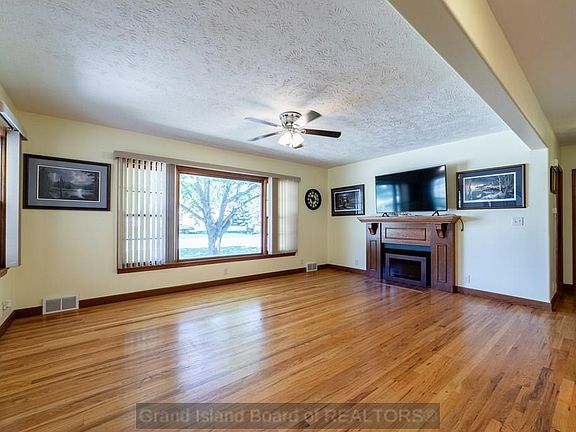 5th image of 809 3rd St