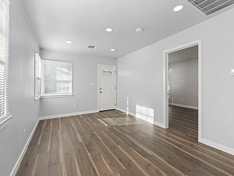 1693 N Hollywood Way — Photo 4