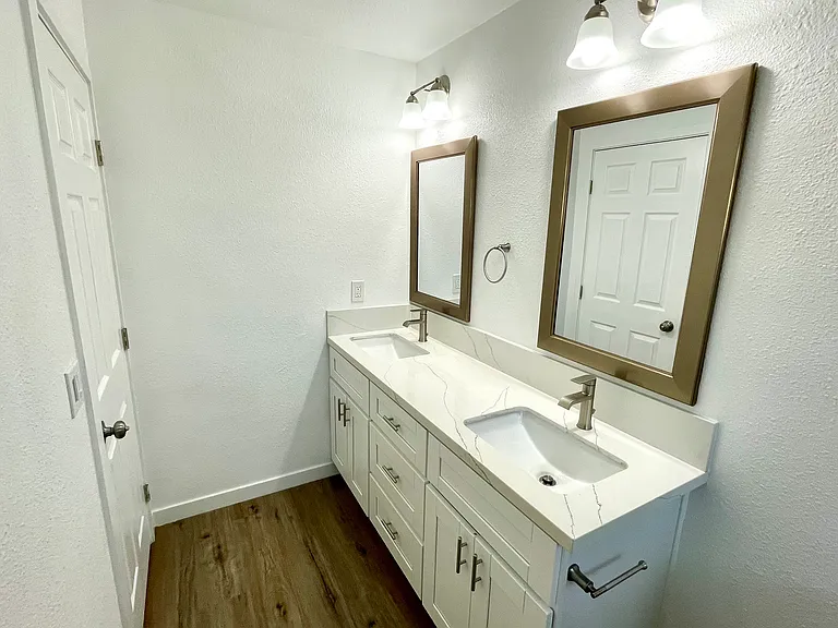 Double vanity bathroom