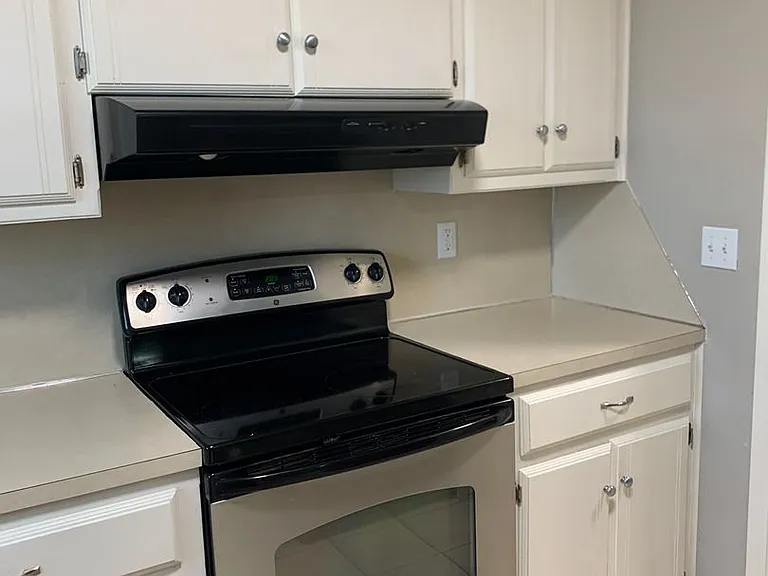 517 Post Oak Ln — Photo 10