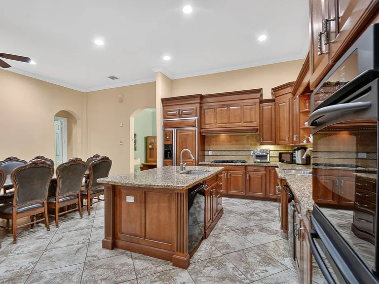 10247 Isle Wynd Ct — Photo 35