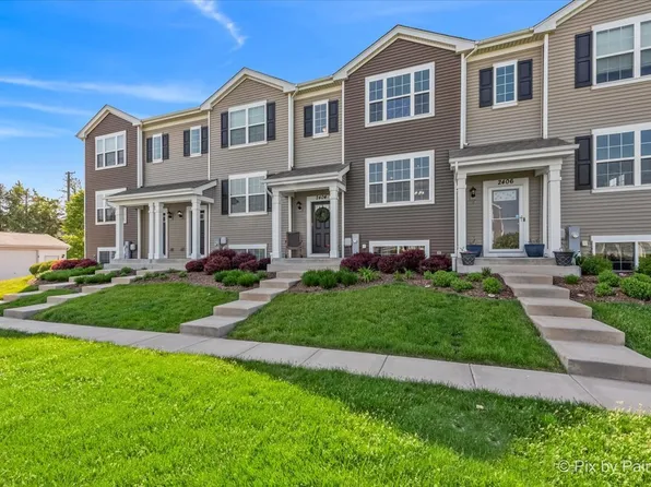 2404 Aurora Dr, Hampshire, IL 60140